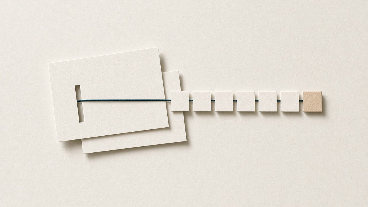 Off-White-Papierbögen mit einer schmalen Öffnung, durch die eine petrolfarbene Linie in eine geordnete Abfolge kleiner Papierquadrate führt