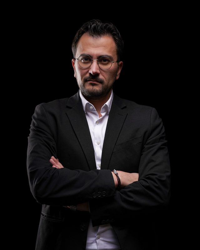 Dr. Gurgen Petrossian, Porträt mit verschränkten Armen