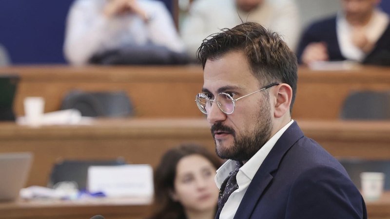 Dr. Gurgen Petrossian spricht am Rednerpult