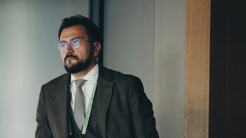 Dr. Gurgen Petrossian bei einer Konferenz, nachdenklicher Blick